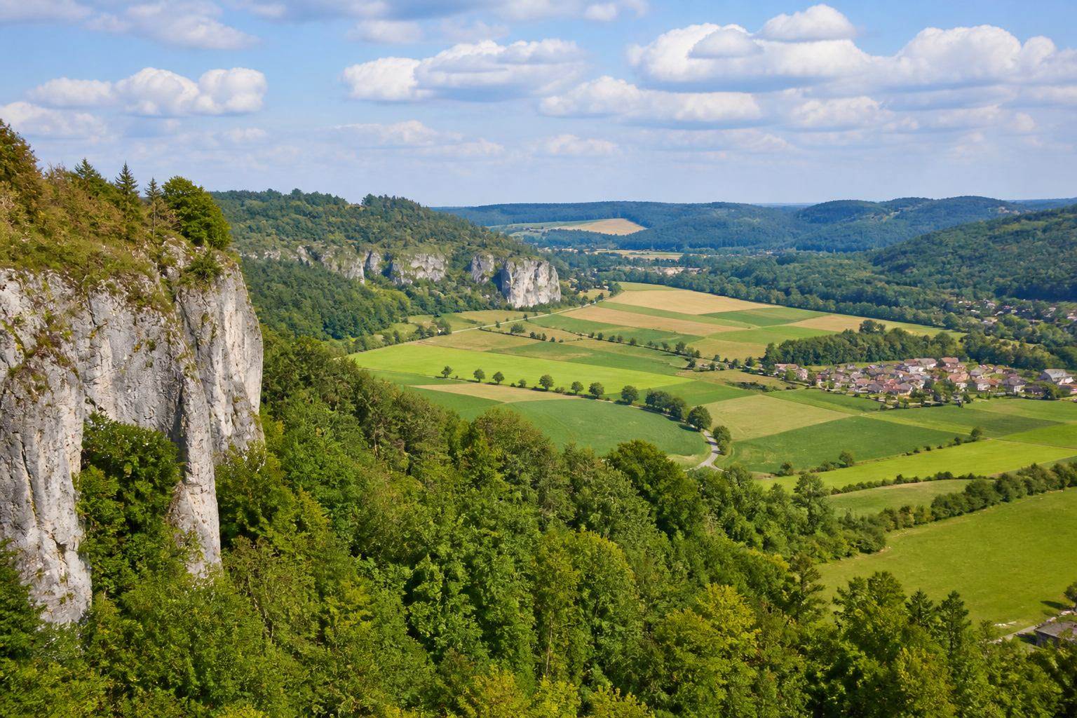 Helle Kalksteinfelsen und offene Felder bei Pottenstein